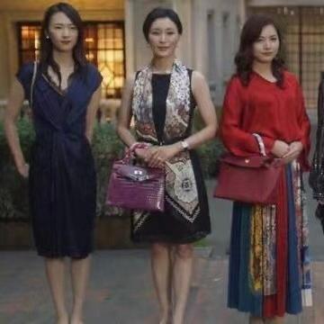『2025時(shí)尚潮流包包款式解析，獨(dú)特設(shè)計(jì)與細(xì)致解讀』